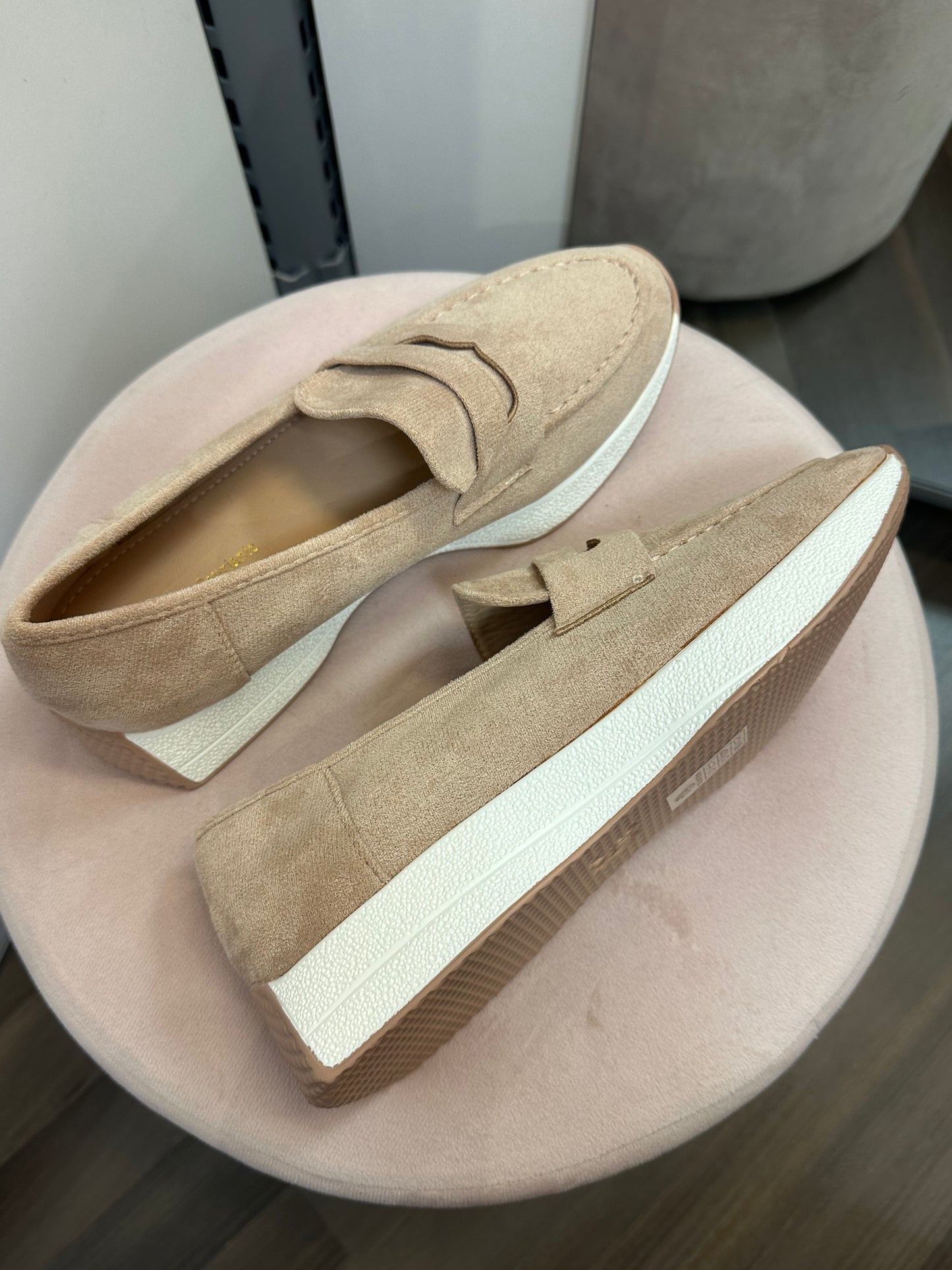 Keinomokkaiset loaferit