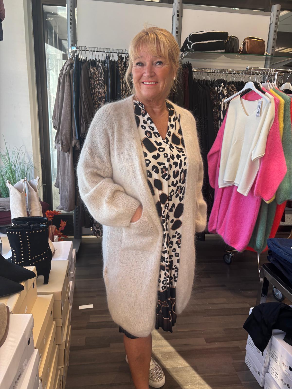 Plussize viskoosimekko pantteri