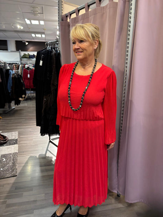 Midimittainen pliseemekko punainen