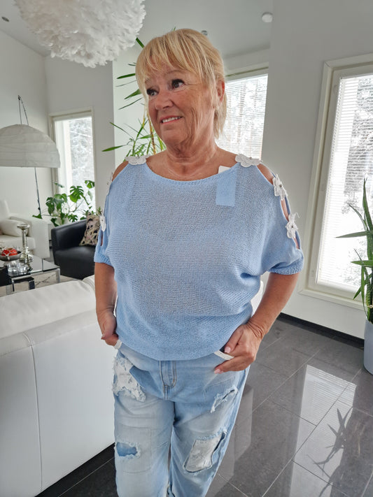 Neule kukkakoristeilla vaalean sininen