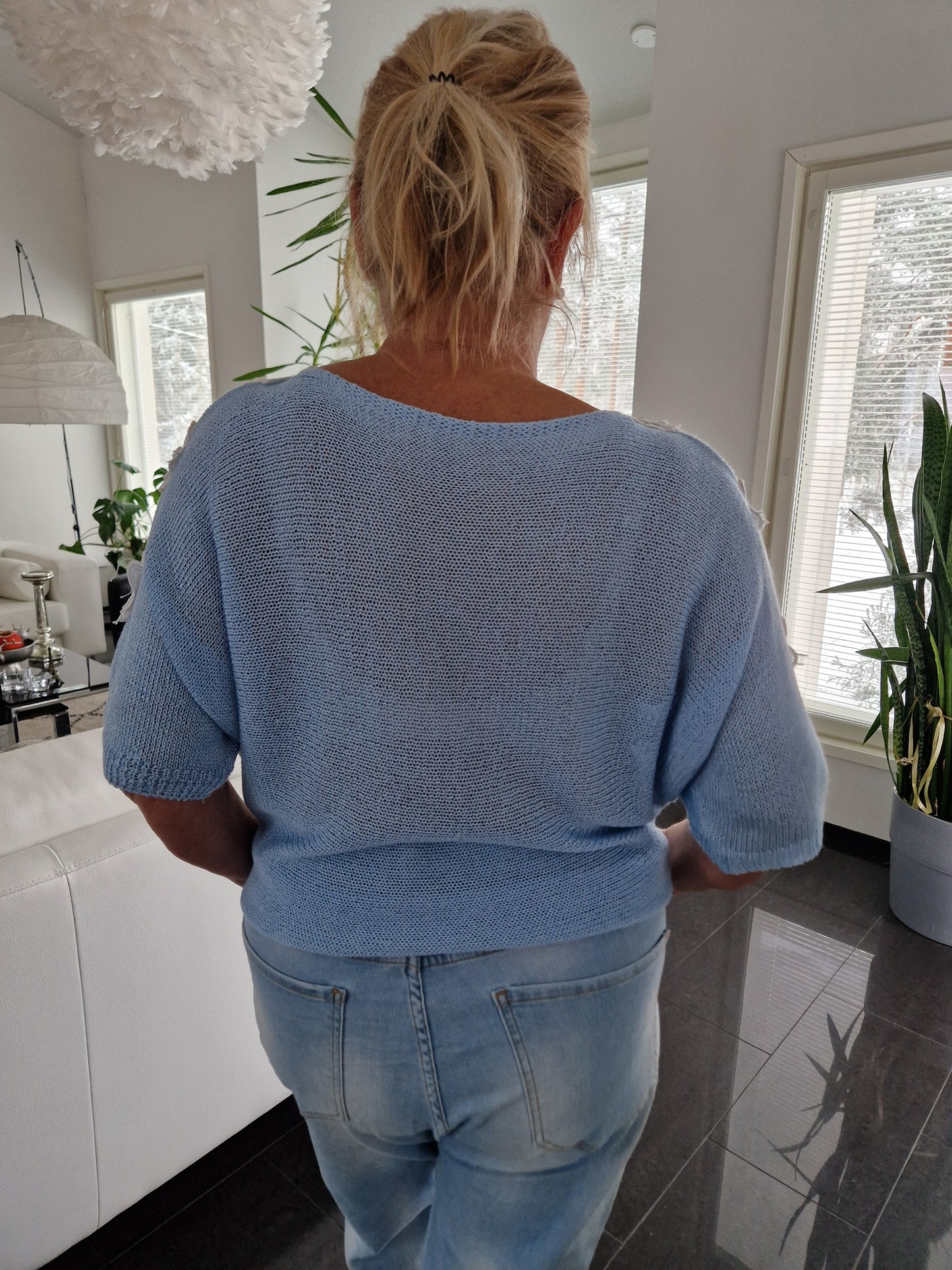 Neule kukkakoristeilla vaalean sininen