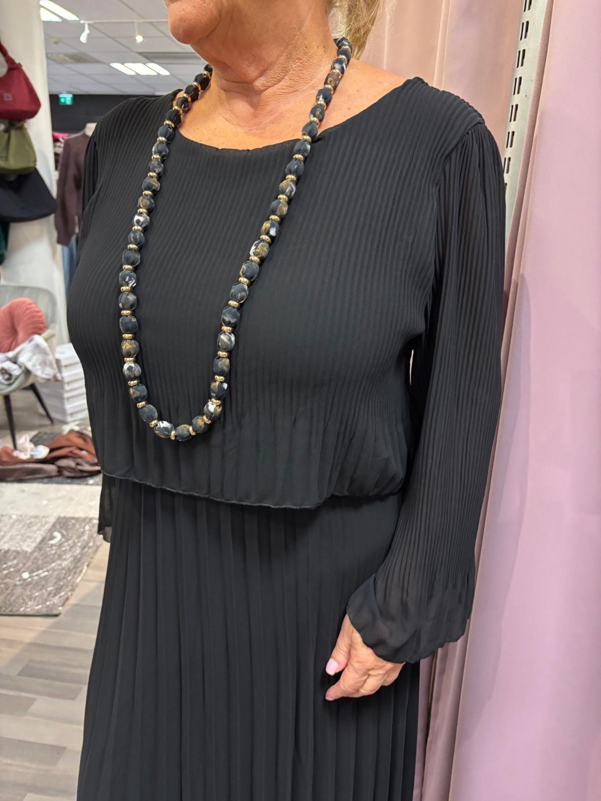 Midimittainen pliseemekko musta