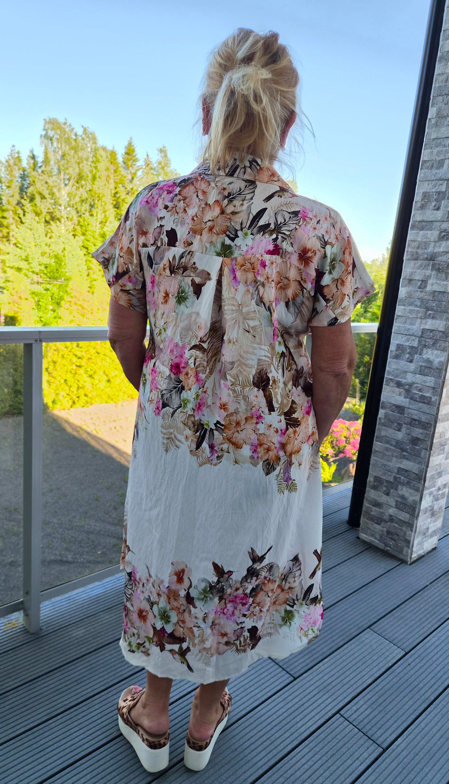 Kauluksellinen mekko camel