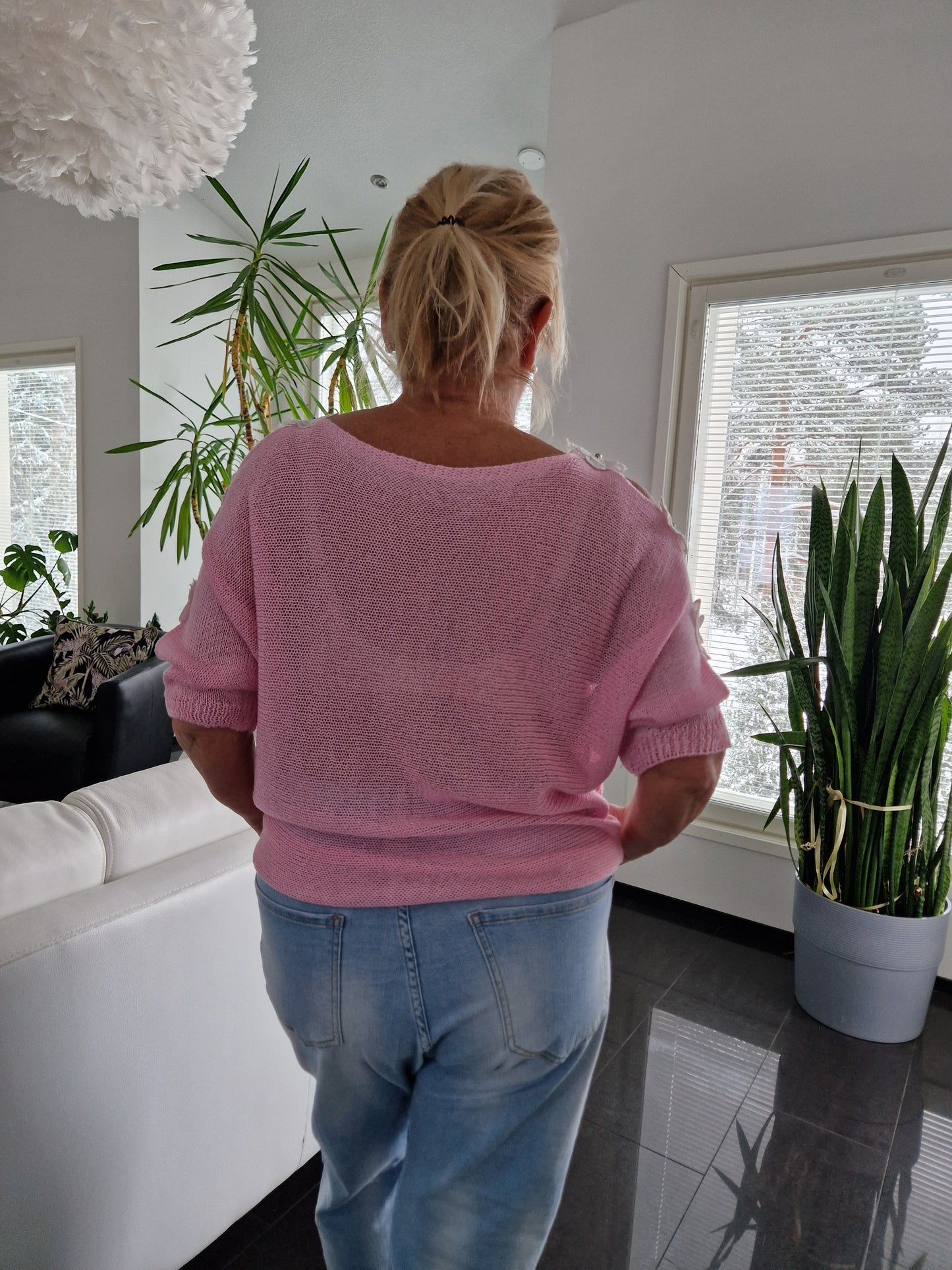 Neule kukkakoristeilla roosa