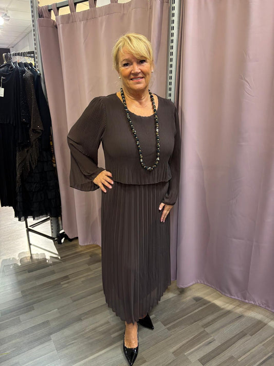 Midimittainen pliseemekko ruskea