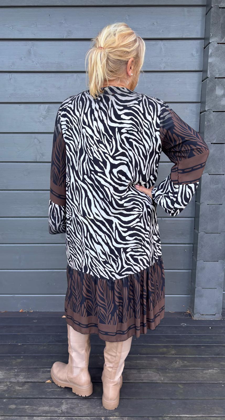 Plussize viskoosimekko seepra