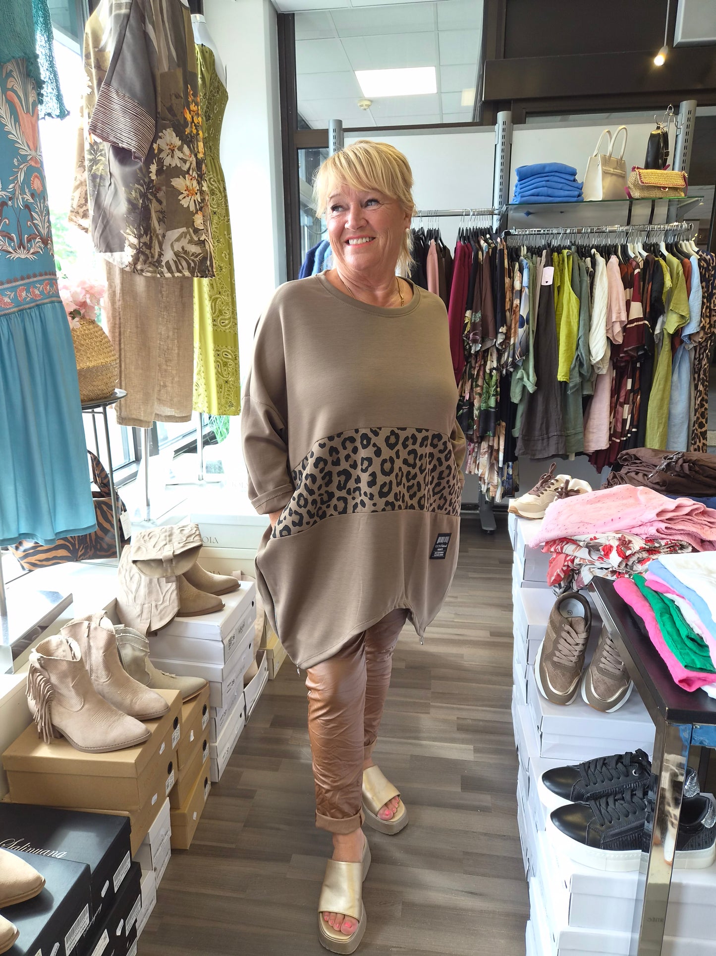 Plussize tunika leo raita taupe