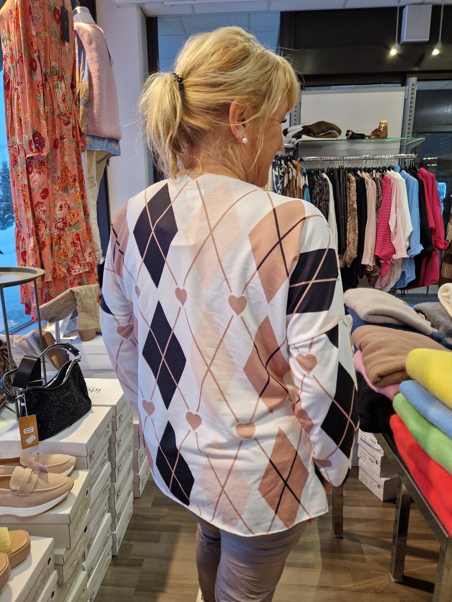 Keväinen ruutupusero musta