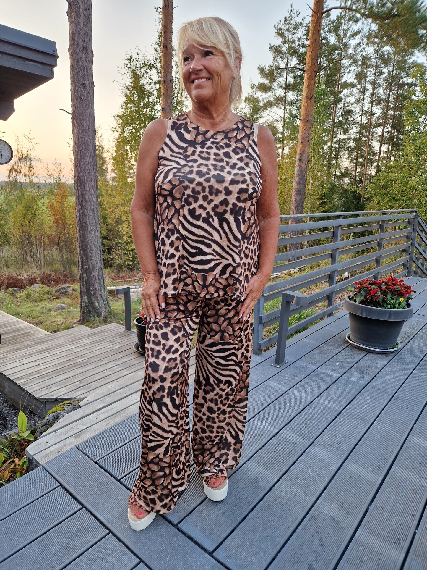 Toppi ja housut ruskea pantteri