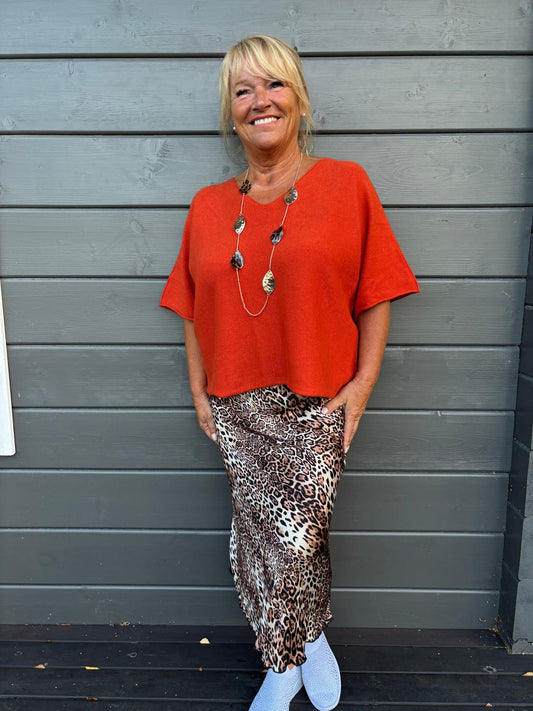 Satiinihame ruskea leo kuosi