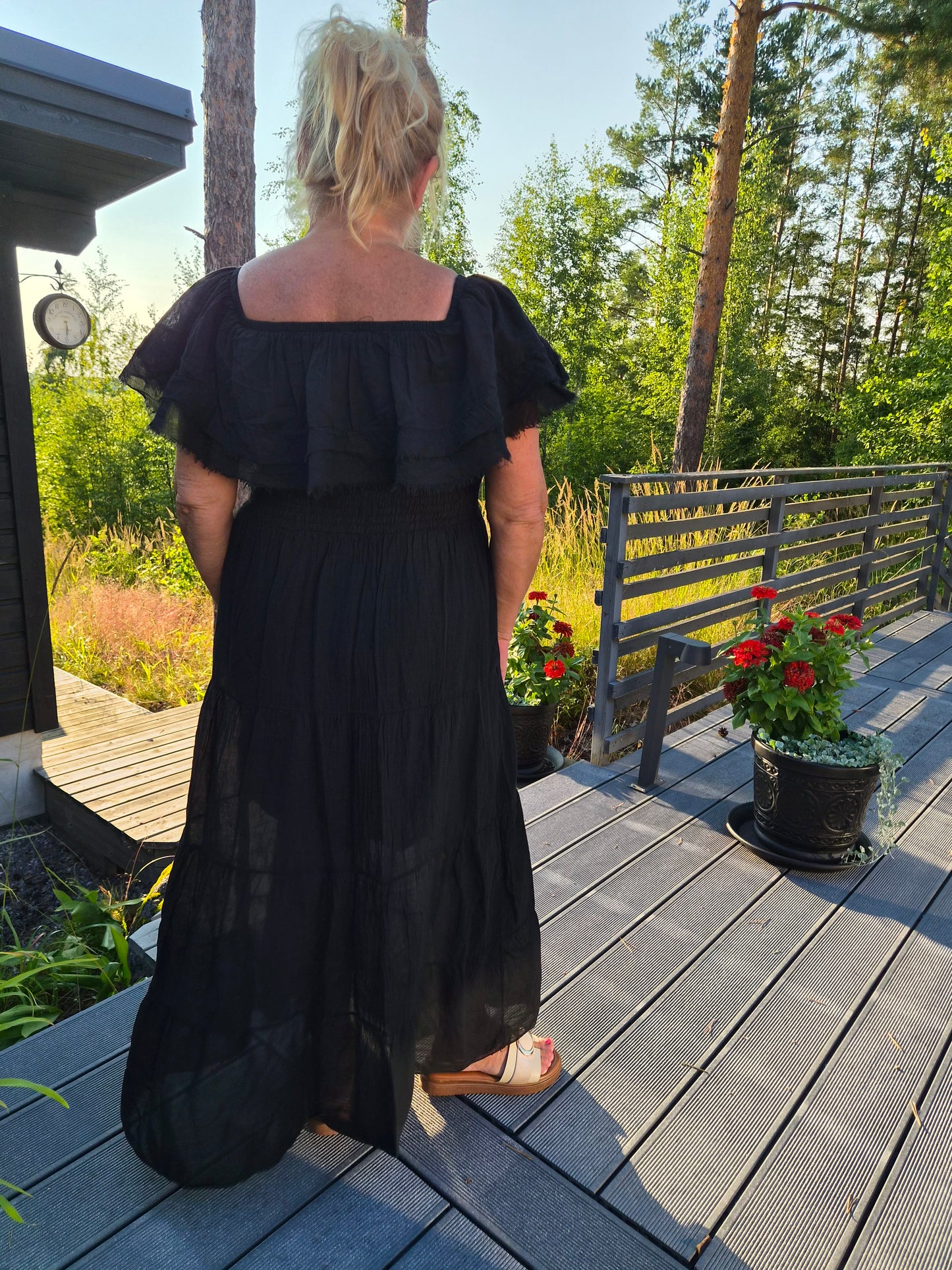 Puuvillamekko röyhelökaulus musta