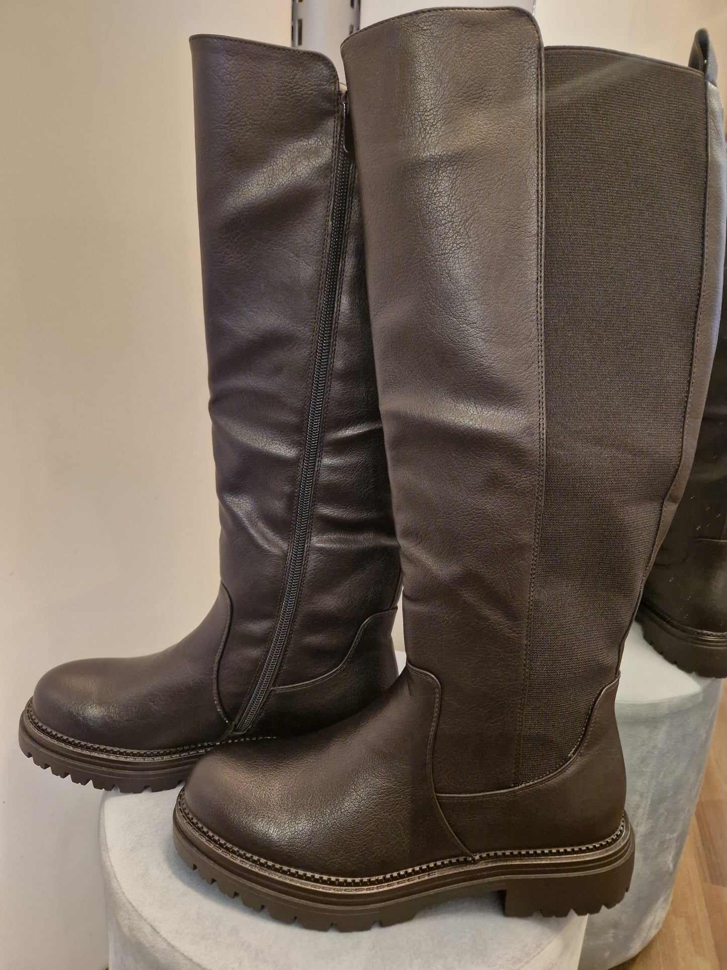 Pitkät saapikkaat musta