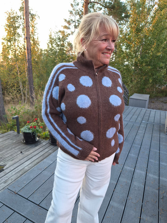 Pallollinen neulejakku (4 väriä)