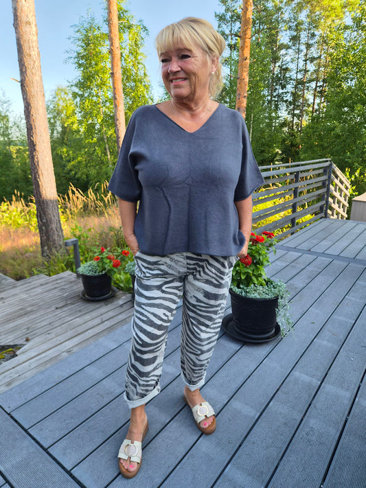 Laatikkoneule tumma harmaa