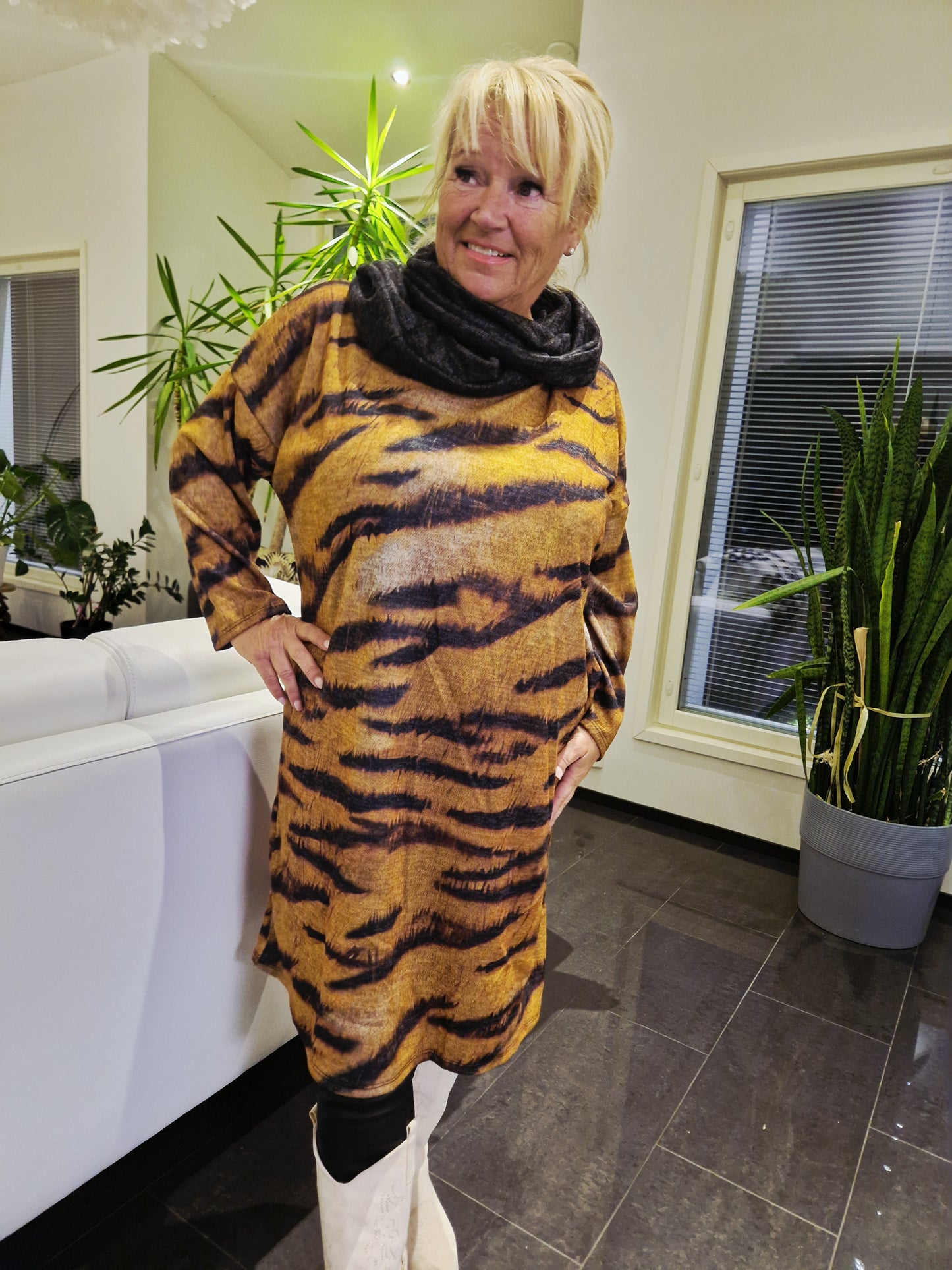 Plussize neuletunika/mekko tiikeri