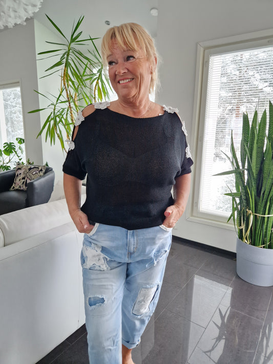 Neule kukkakoristeilla musta