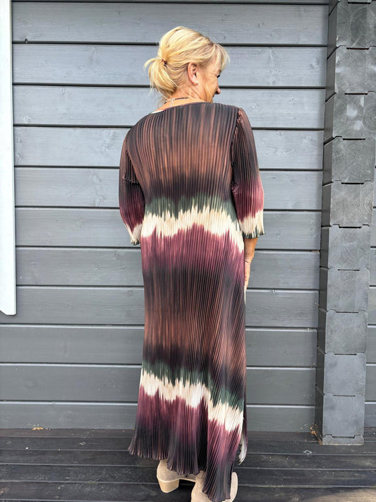 Pliseerattu mekko ruskea