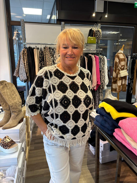 Virkattu neulepusero hapsuilla beessi/musta