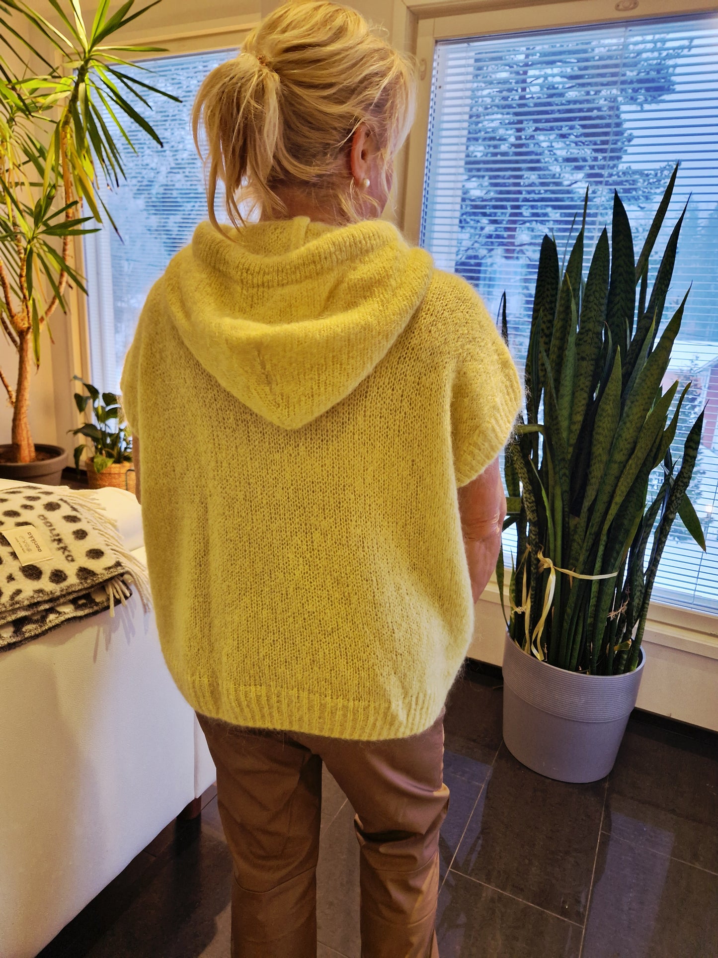 Mohair liivi hupulla keltainen