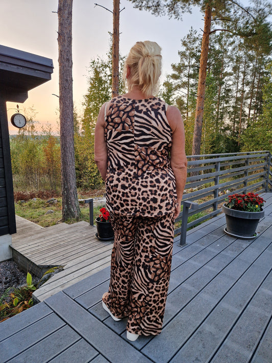 Toppi ja housut ruskea pantteri