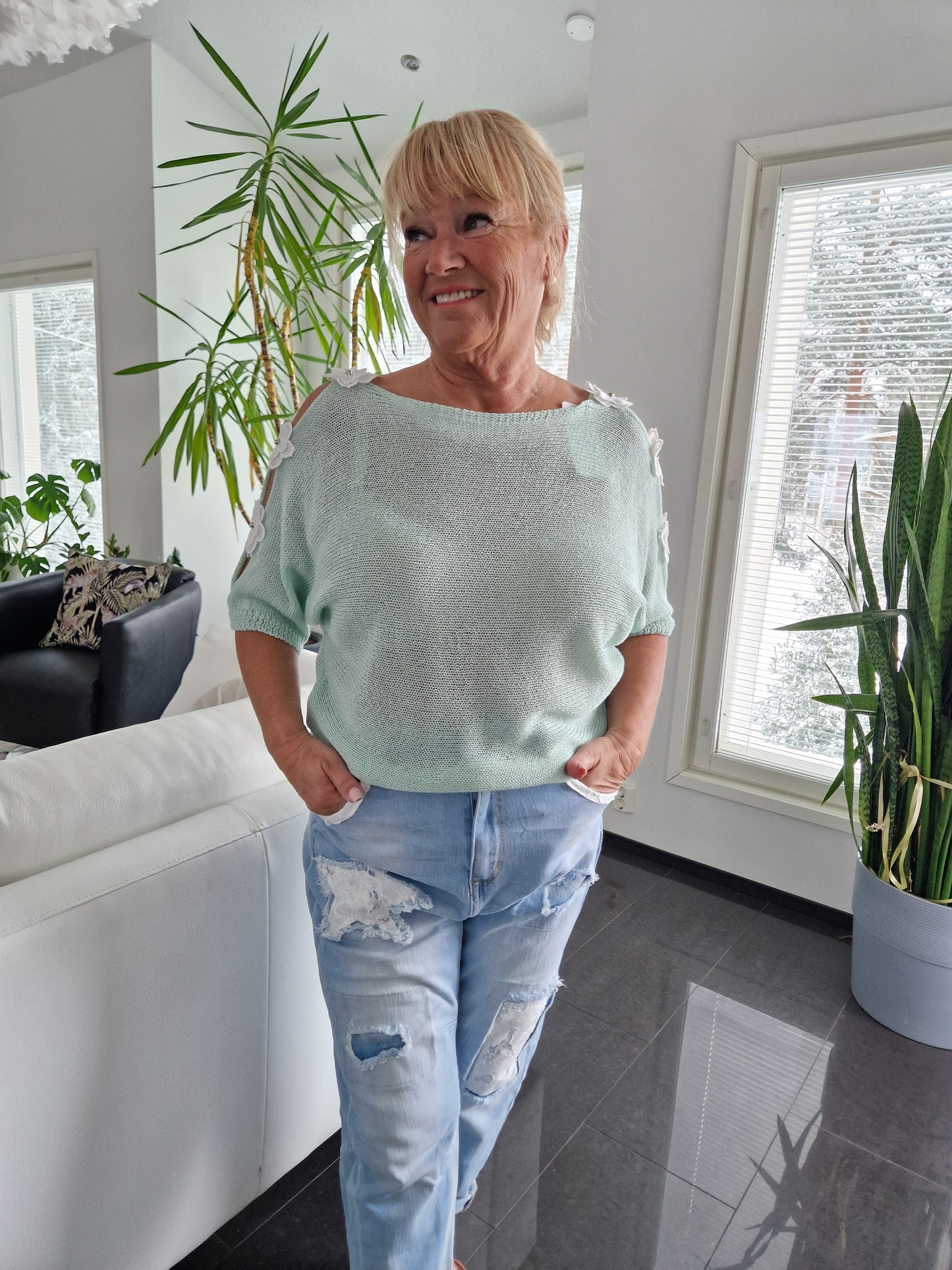 Neule kukkakoristeilla minttu