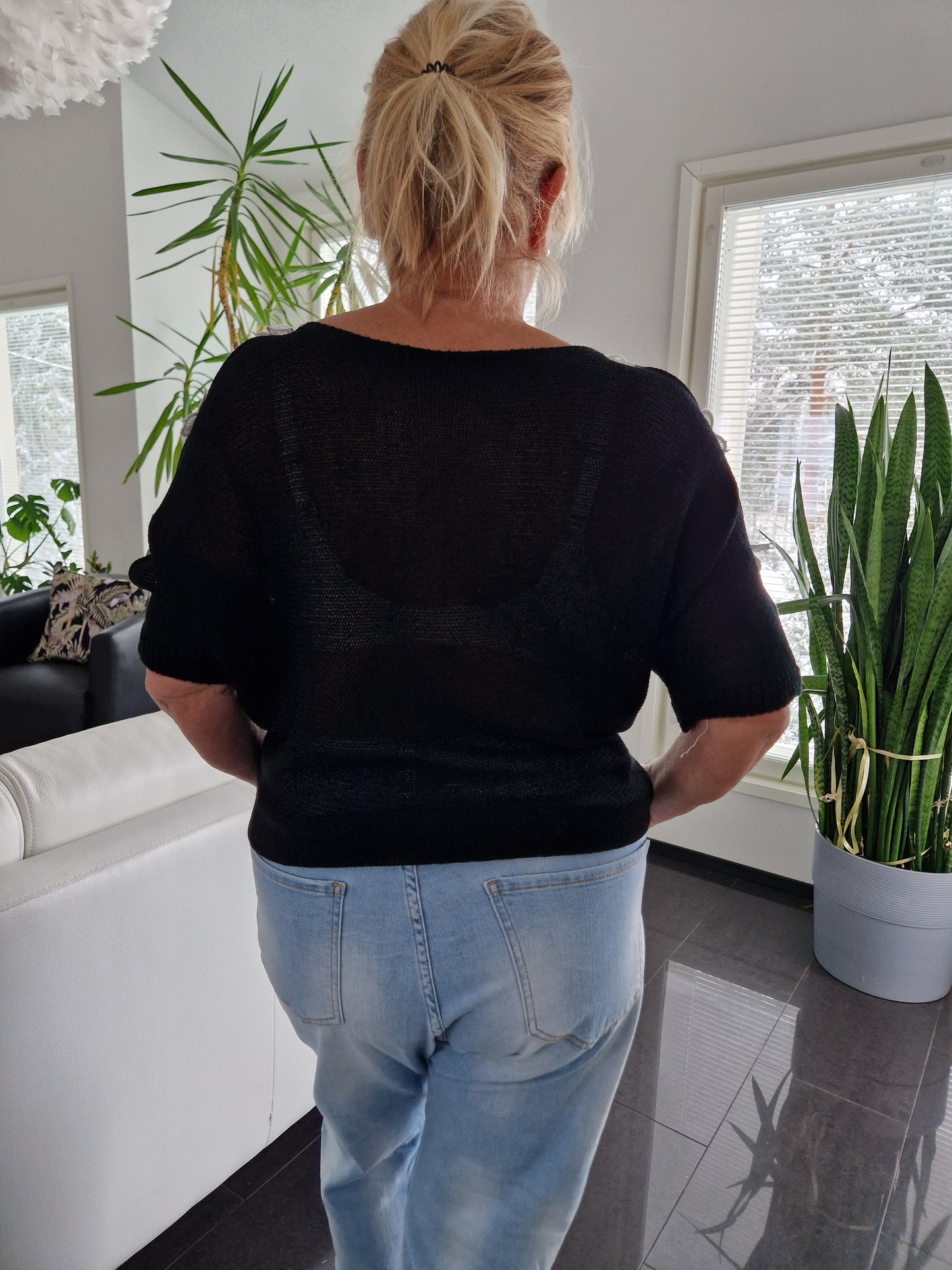 Neule kukkakoristeilla musta