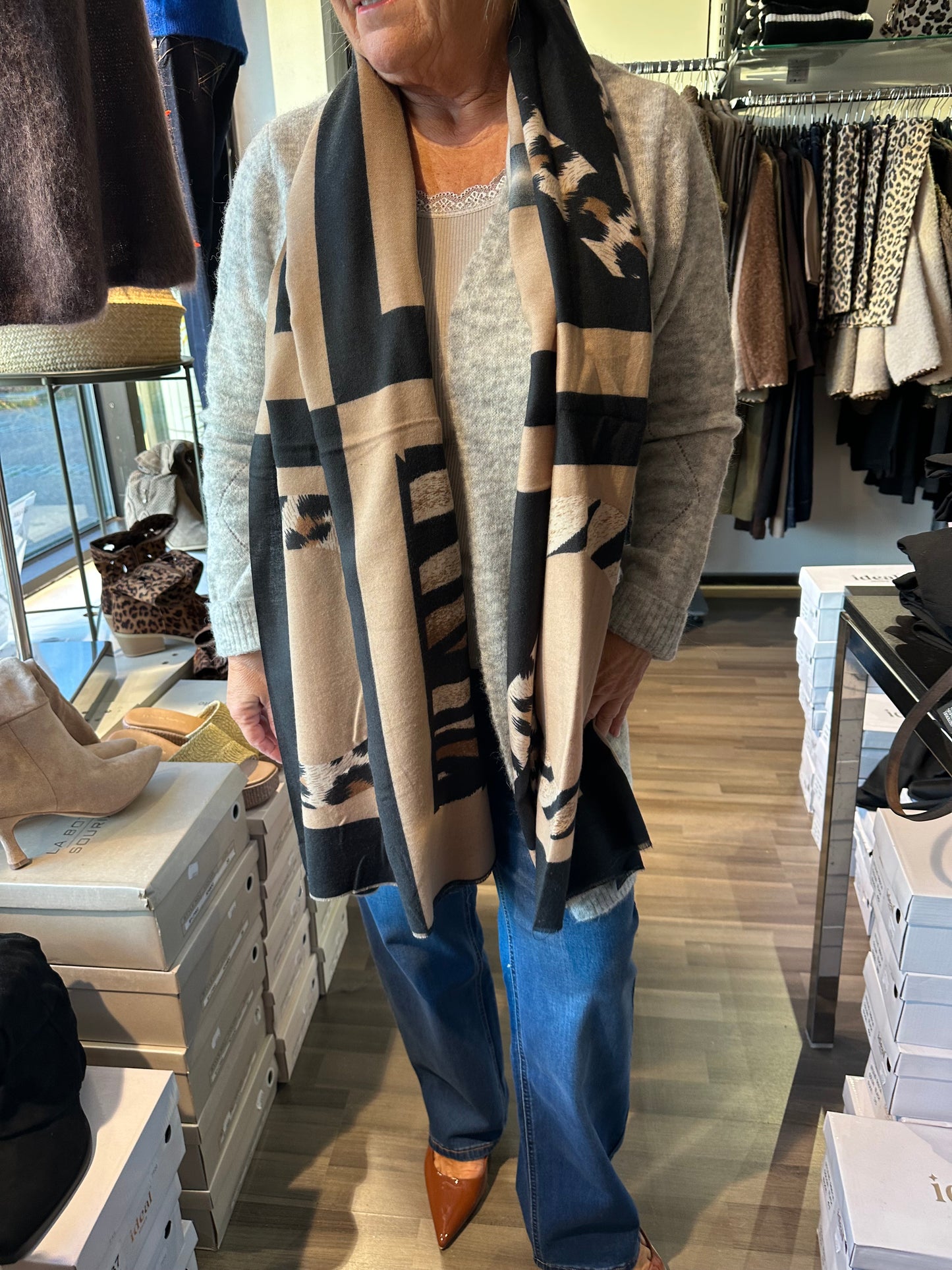 Kaulahuivi musta/kameli/leo