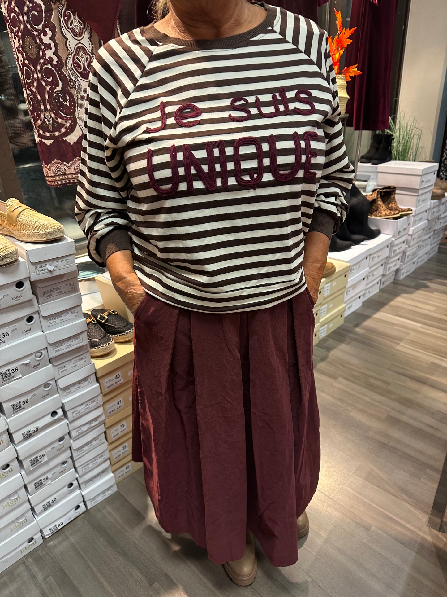 Raidallinen collegepusero ruskea