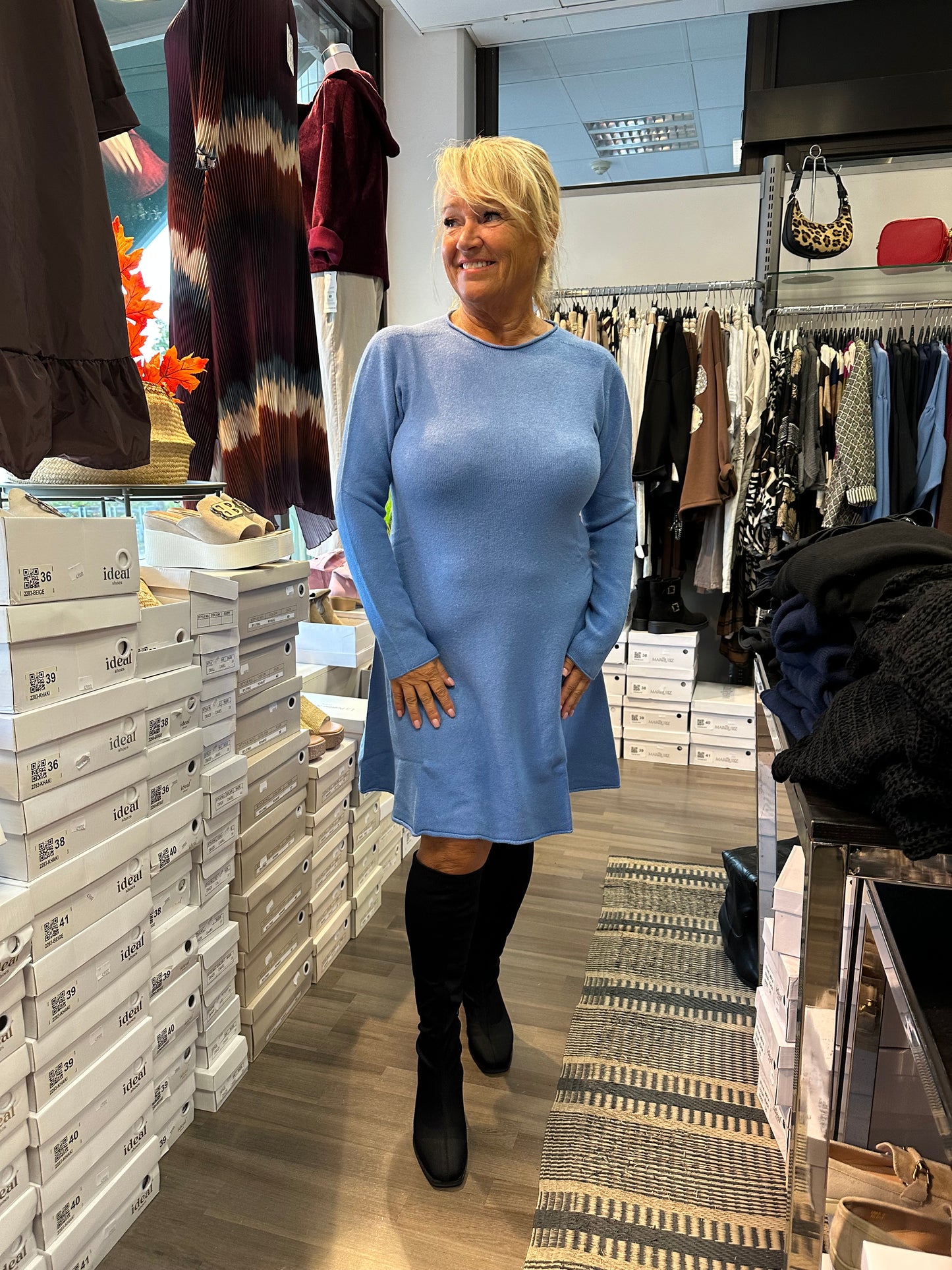 Kellohelmainen neulemekko sininen