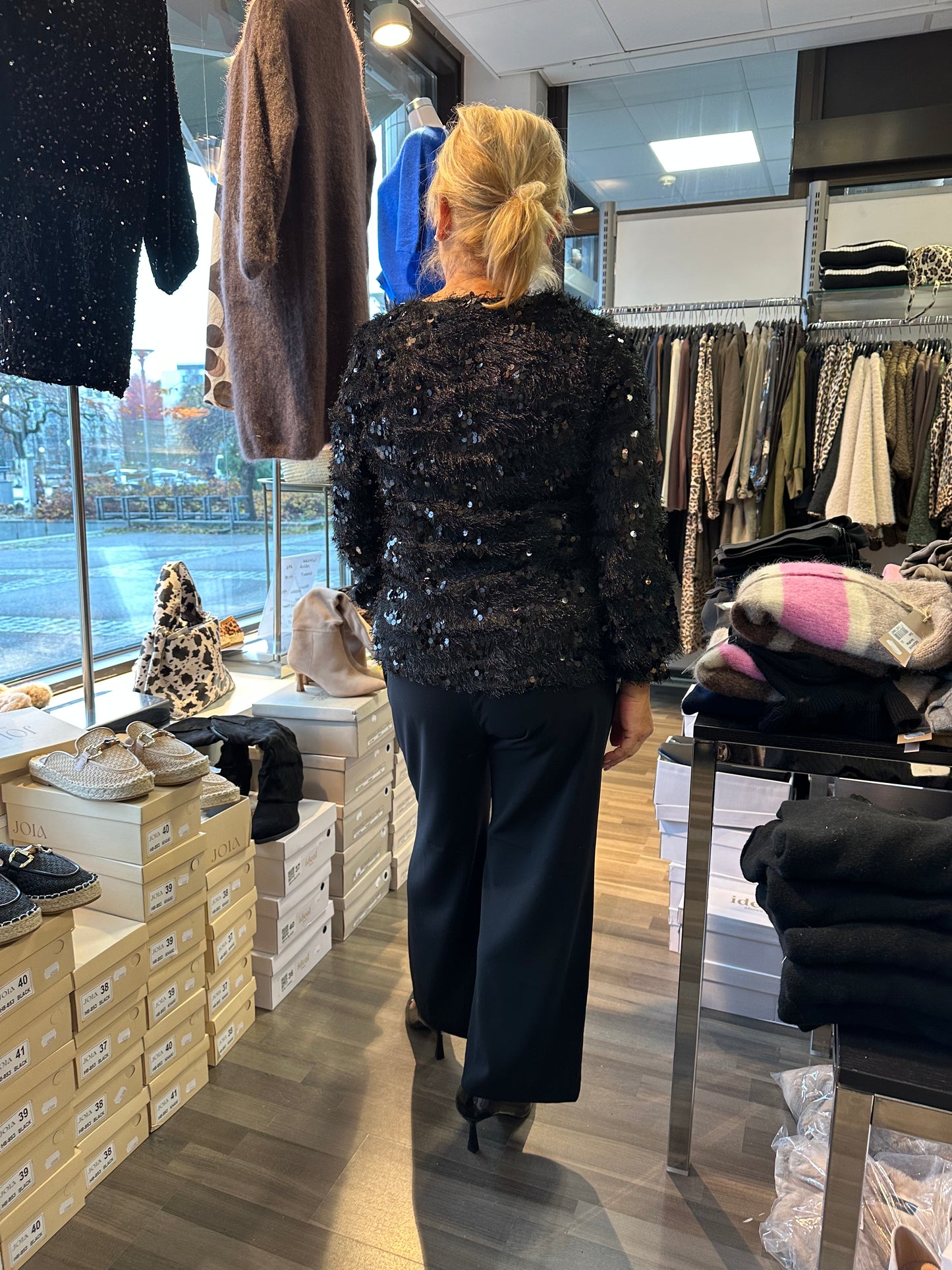 Paljettinen höyhenpusero musta