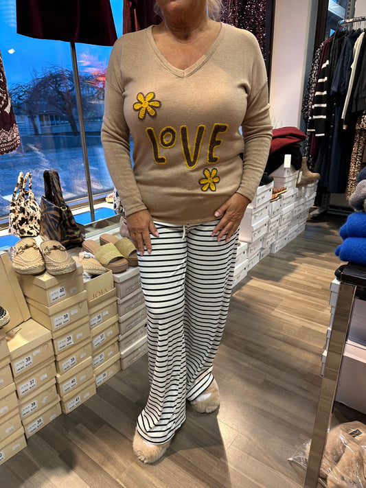 Lämmin pusero LoVE beessi