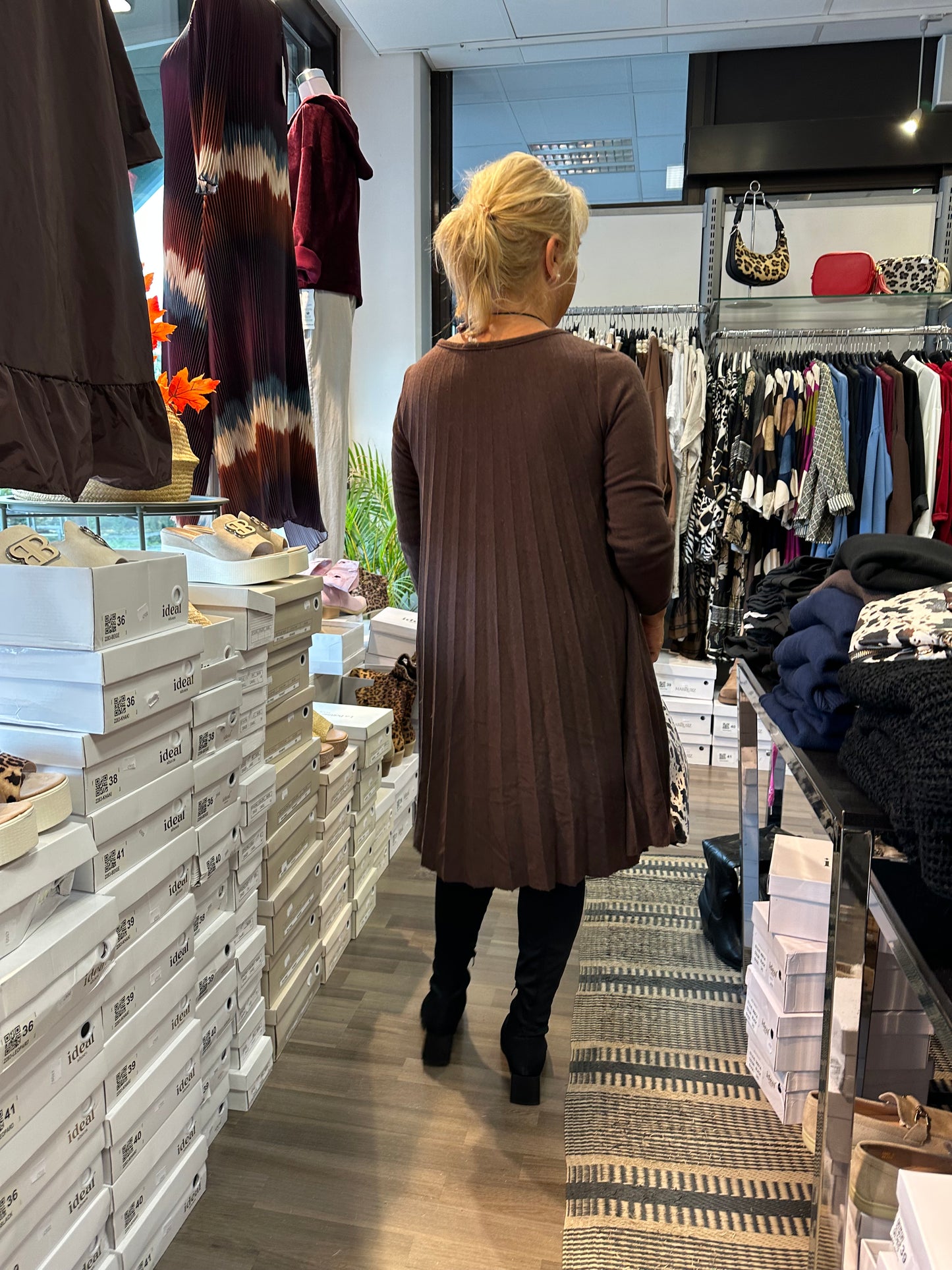 Pliseerattu neulemekko/tunika ruskea