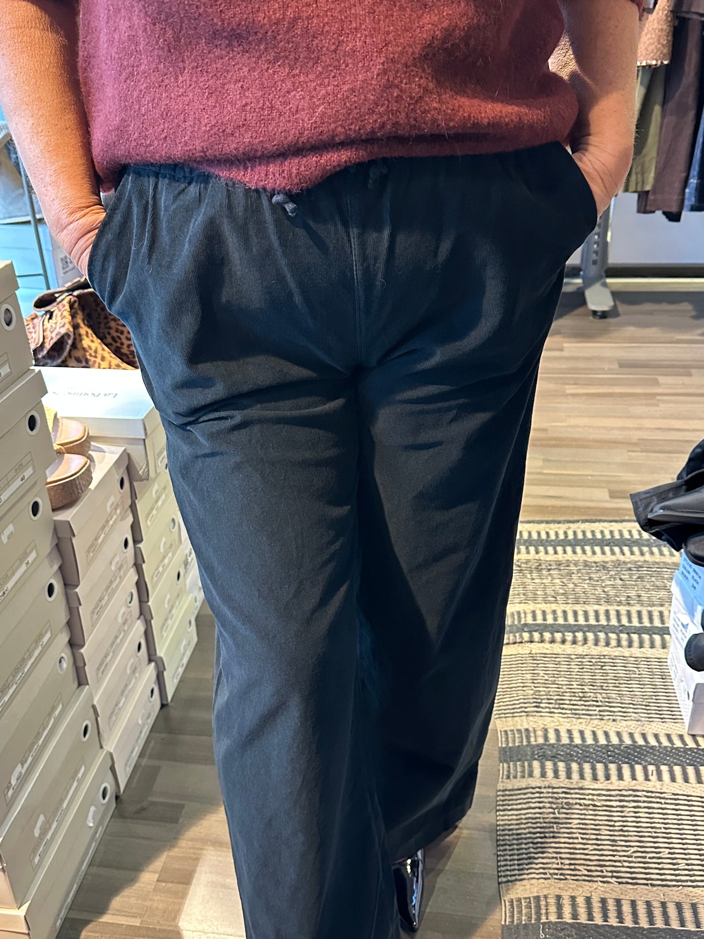 Leveälahkeiset samettihousut musta