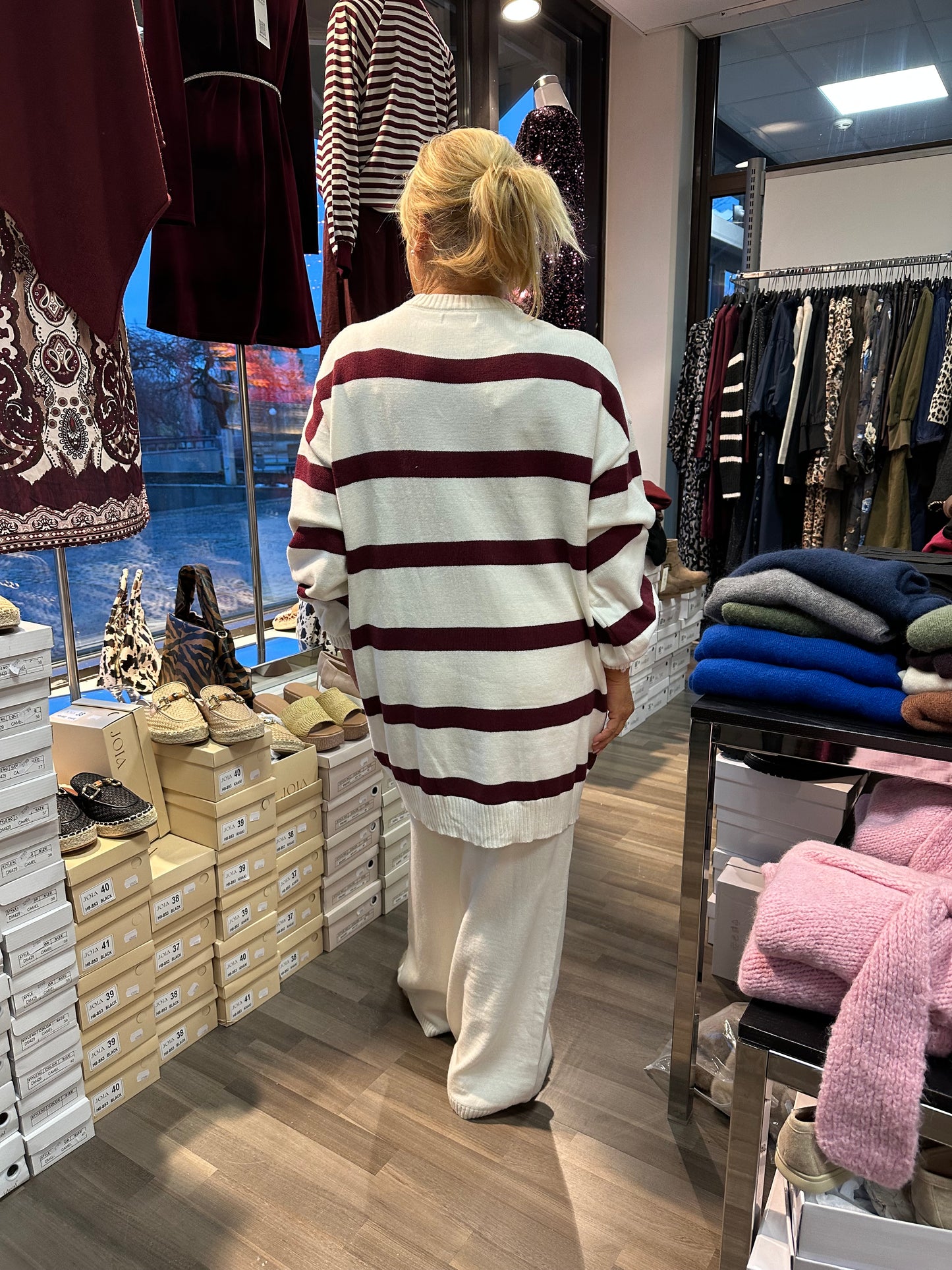 Plussize neuleasu valkoinen