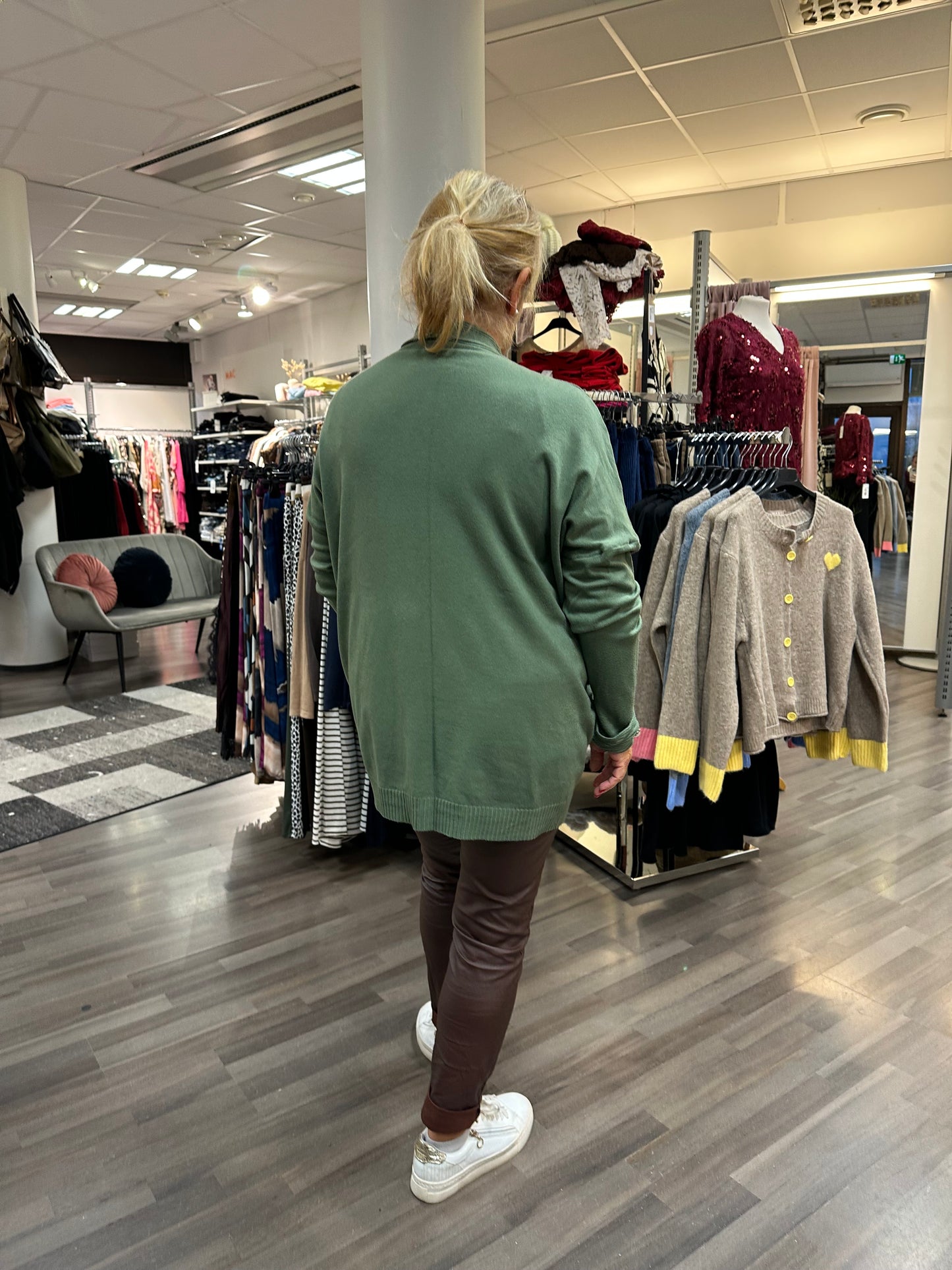 Neuletakki helmikoristeella vihreä