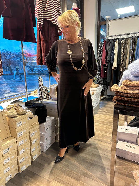 Pitkä samettiveluurimekko ruskea