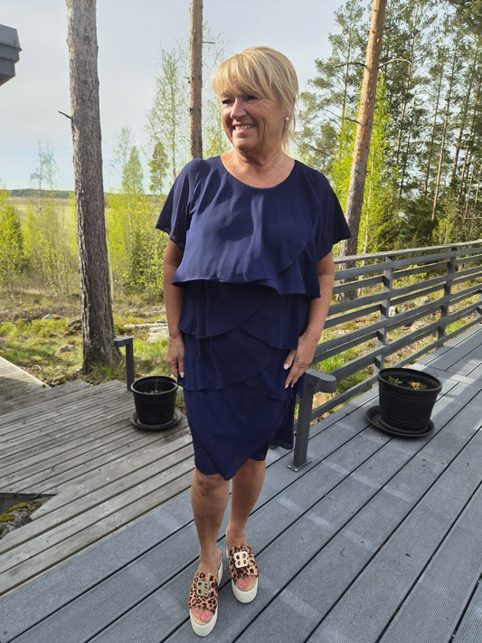 Sifonkinen kerrosmekko tummansininen