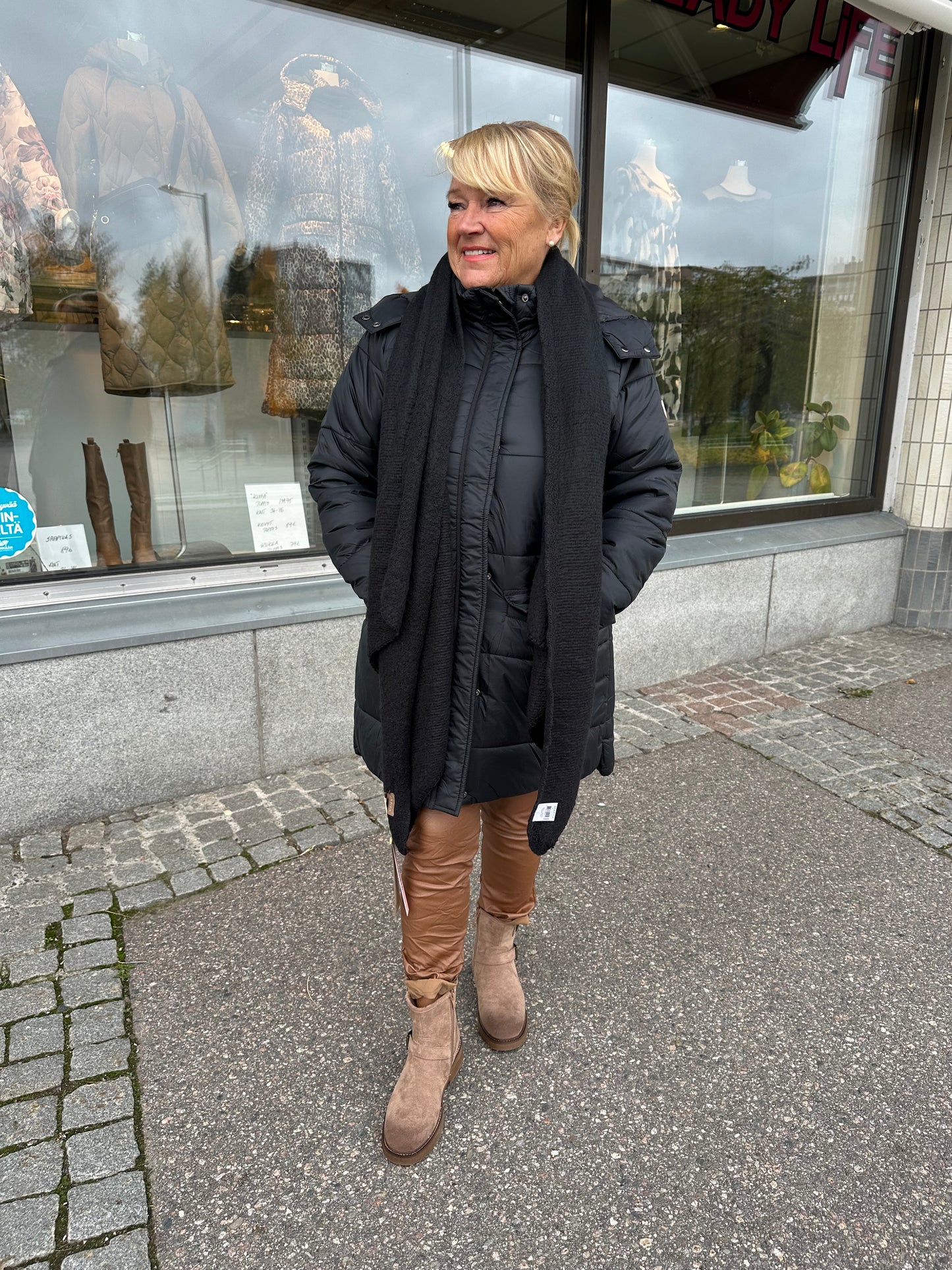 Pehmeä kaulahuivi musta