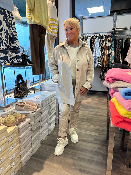 Kevättakki pitsi yksityiskohdilla beessi