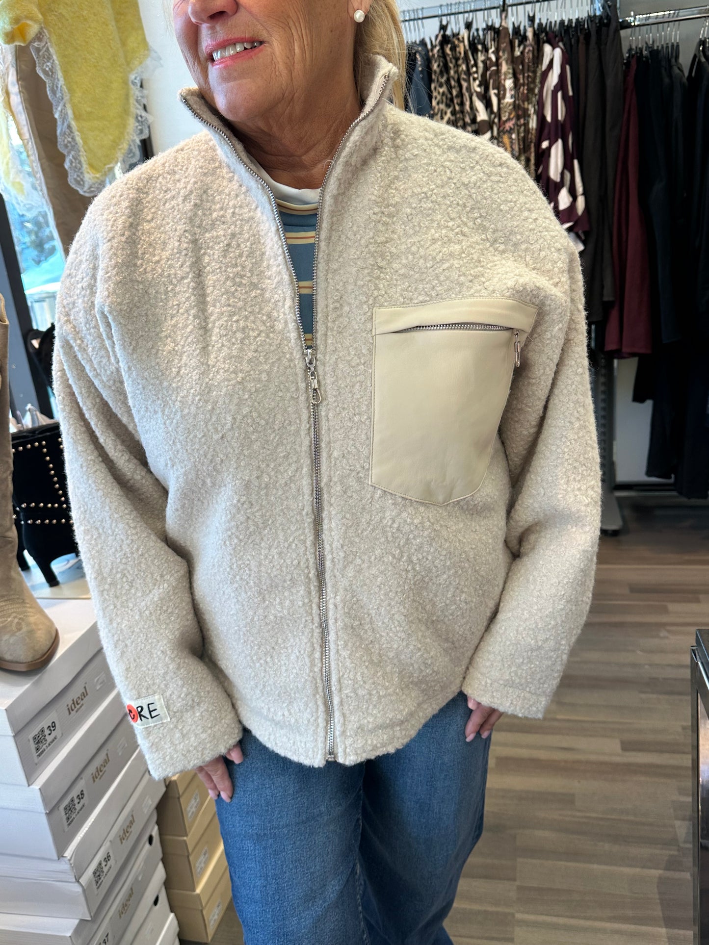 Lyhyt vetoketjullinen teddytakki