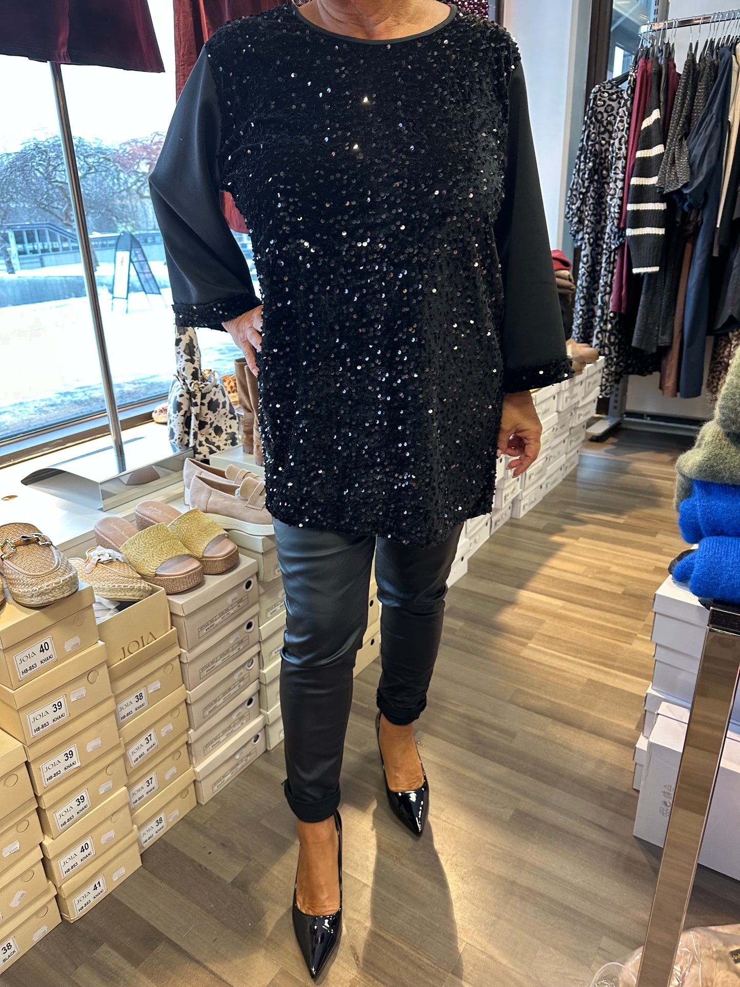 Plussize paljettipusero vajaamittaisilla hihoilla