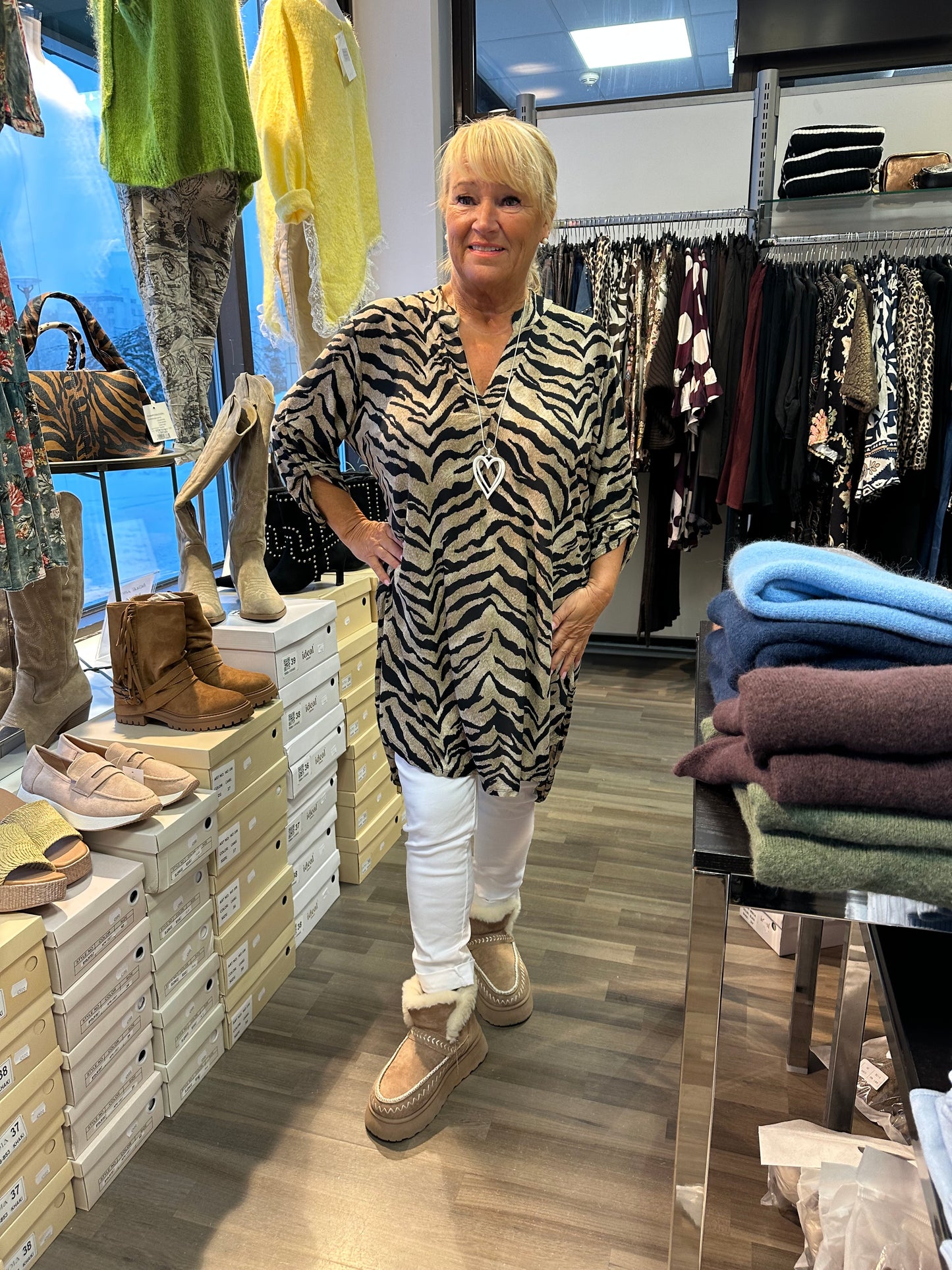 Liukaspintainen pitkä tunika eläinkuvio