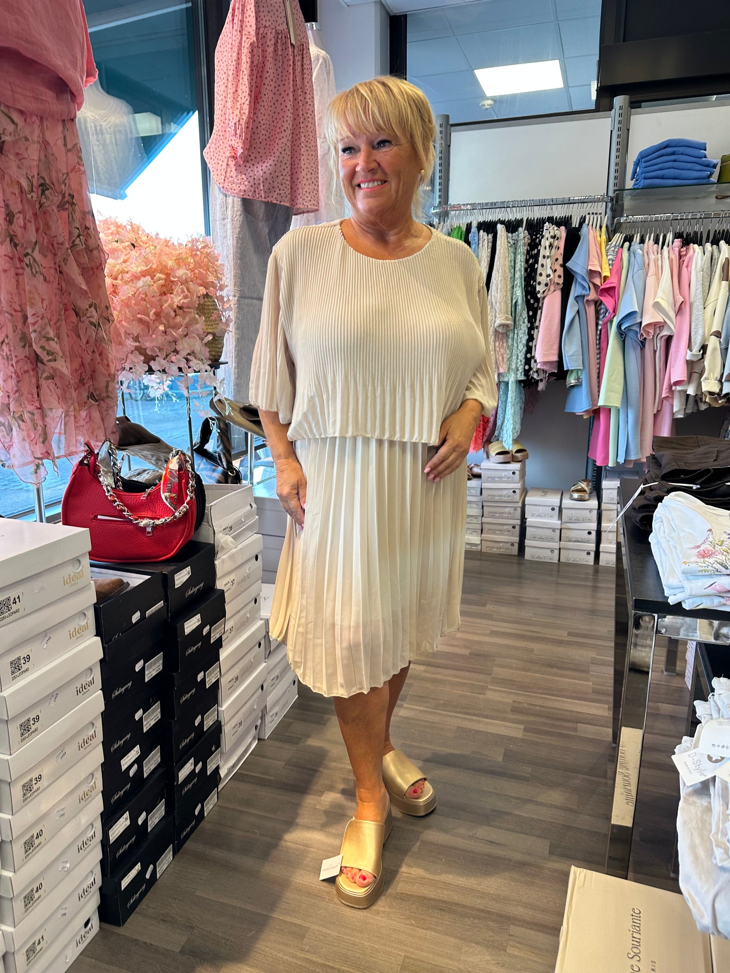 Plussize pliseerattu mekko (4 väriä)