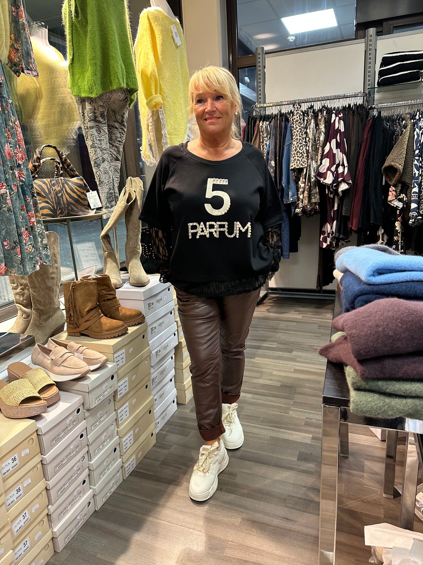 T-paita pitsihihoilla ja helmalla musta