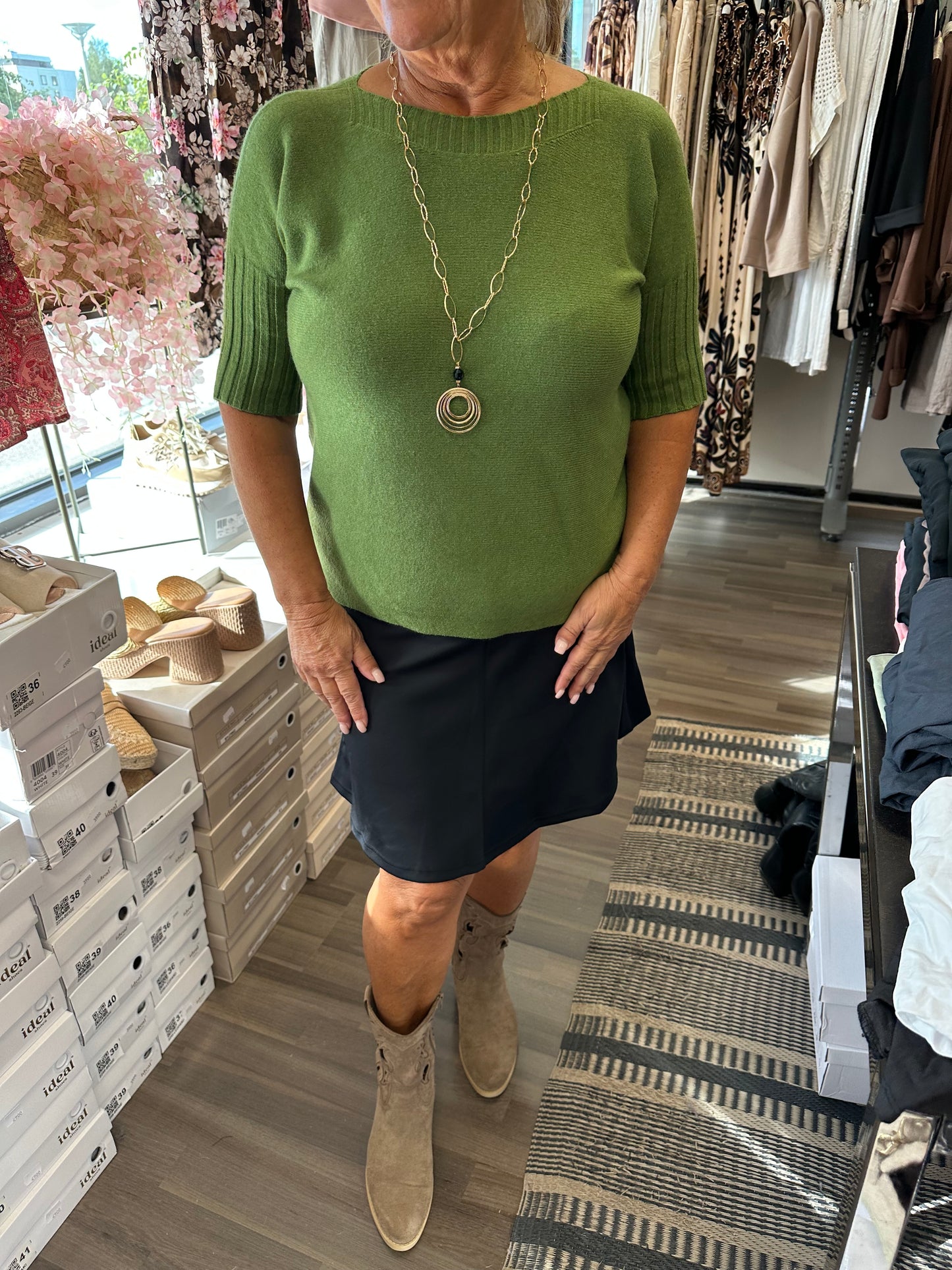 Lyhythihainen neule venepääntiellä vihreä