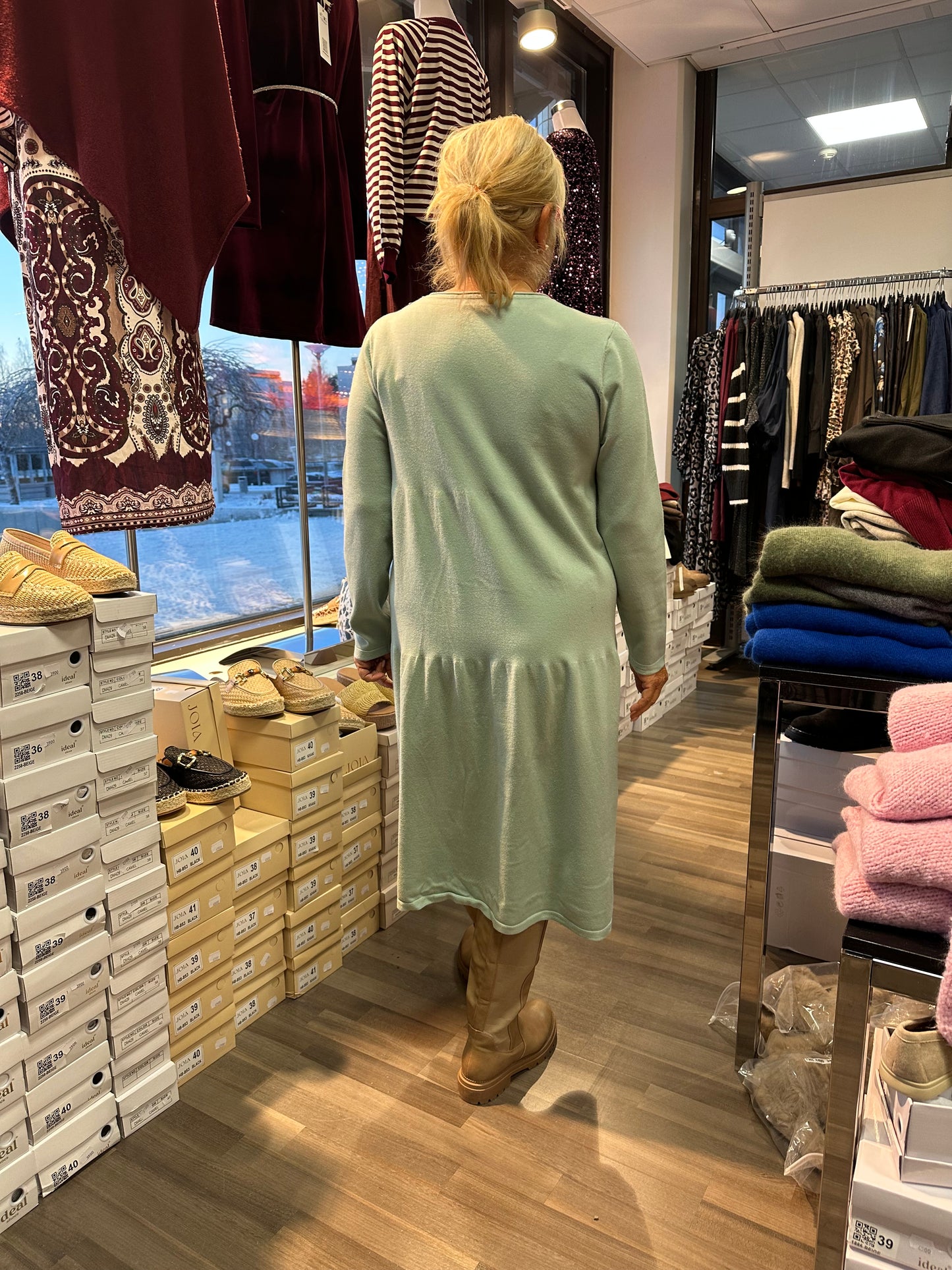 Midimittainen neulemekko Pocket minttu