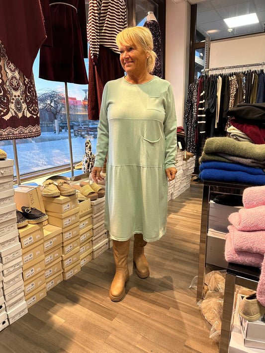 Midimittainen neulemekko Pocket minttu