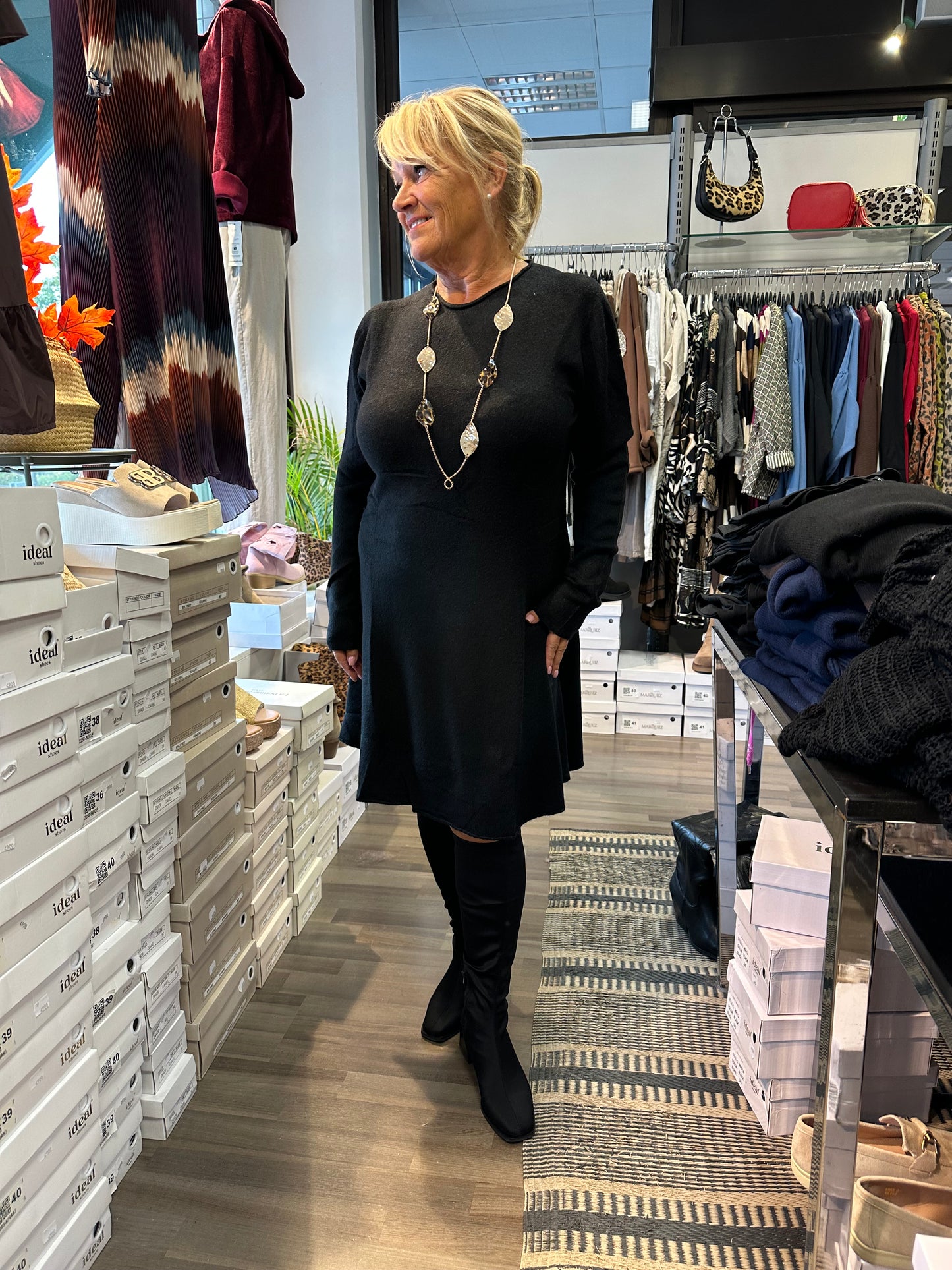 Kellohelmainen neulemekko musta