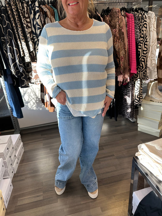 Raidallinen neule vaaleansininen