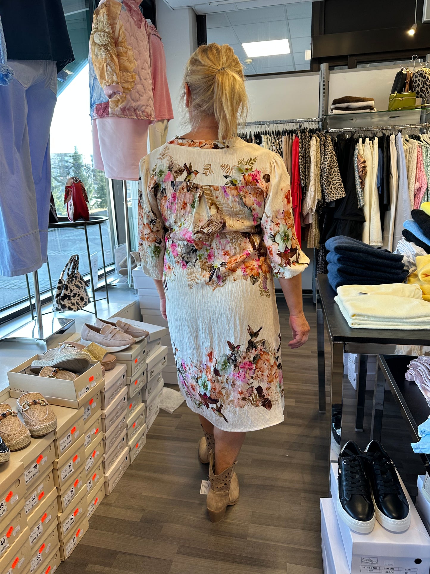 Polvipituinen kuosimekko Camel